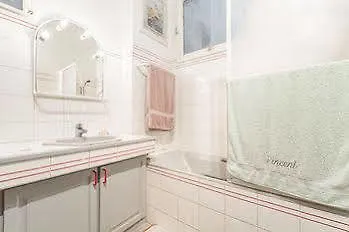 We - 75015 Parijs